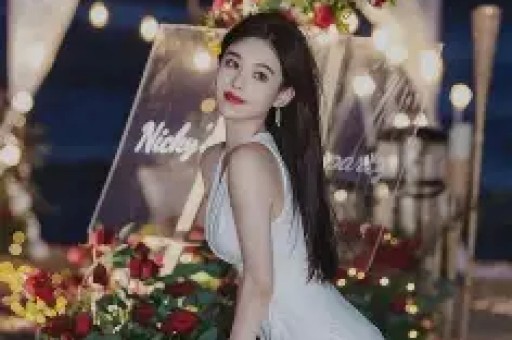 1天曝3大瓜！顶流女星签协议、约会激吻、知三当三各个炸裂