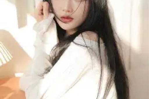 吐舌紧贴人设崩塌曾志伟与乔妹合照展现娱乐圈的另一面